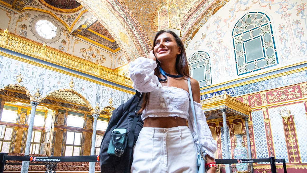 Dengarkan gema sejarah di setiap langkah melalui aula kerajaan